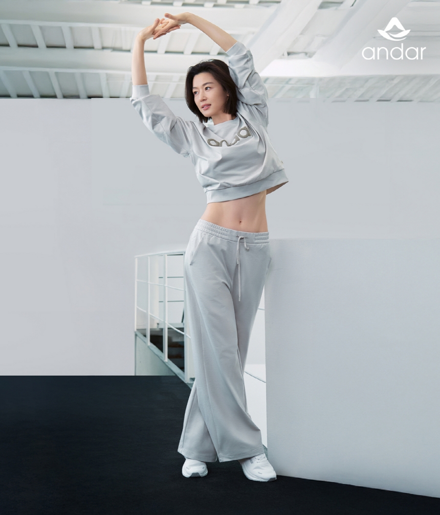 전지현,  기지개 펴며 드러낸 선명한 '11자 복근'  [화보]