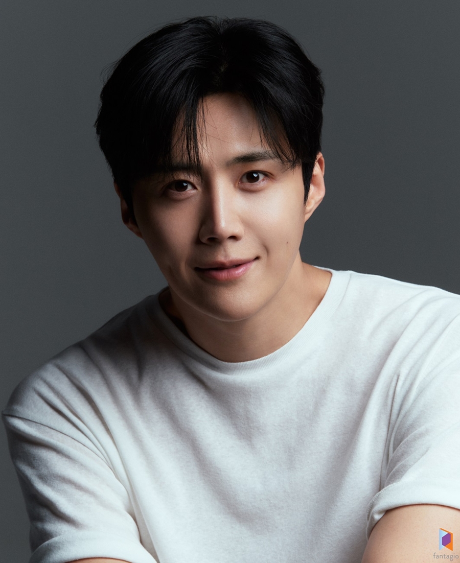 김선호, 다시 연극 무대로…'비밀통로' 통해 1인 다역 연기 첫 도전