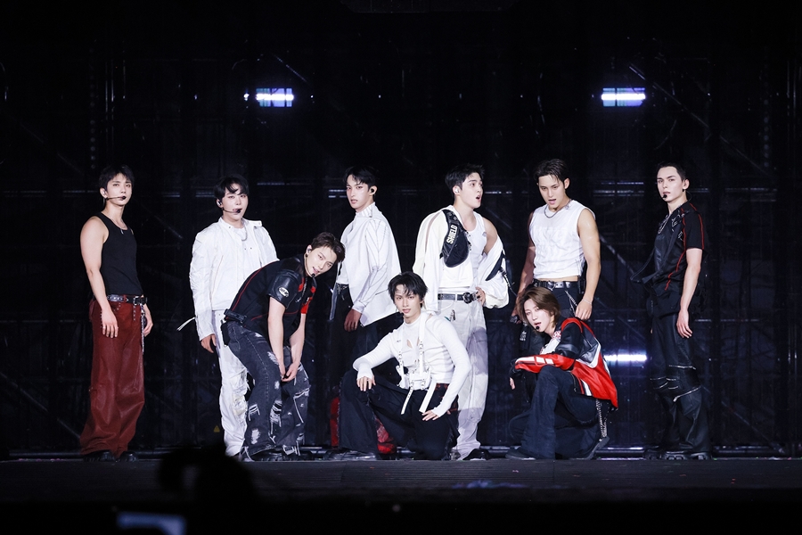 세븐틴, 군백기 시작에도 굳건했다…5만 4천 관객과 월드투어 화려한 개막