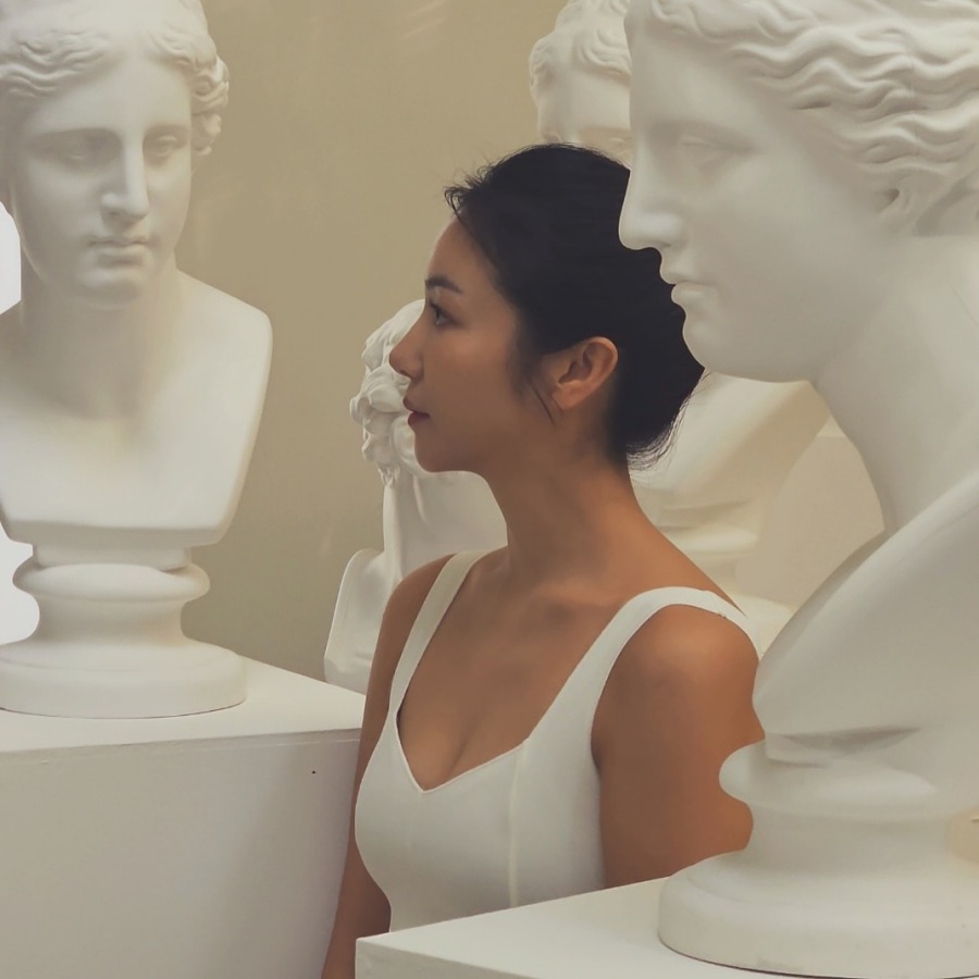 김옥빈, 조각상 사이 조각같은 비주얼…과감한 넥라인에 '비너스의 탄생'