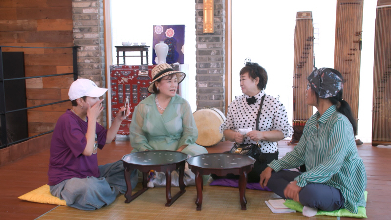 ' ' Ȳ,  ģ   "˰ ٸ  ȥ"