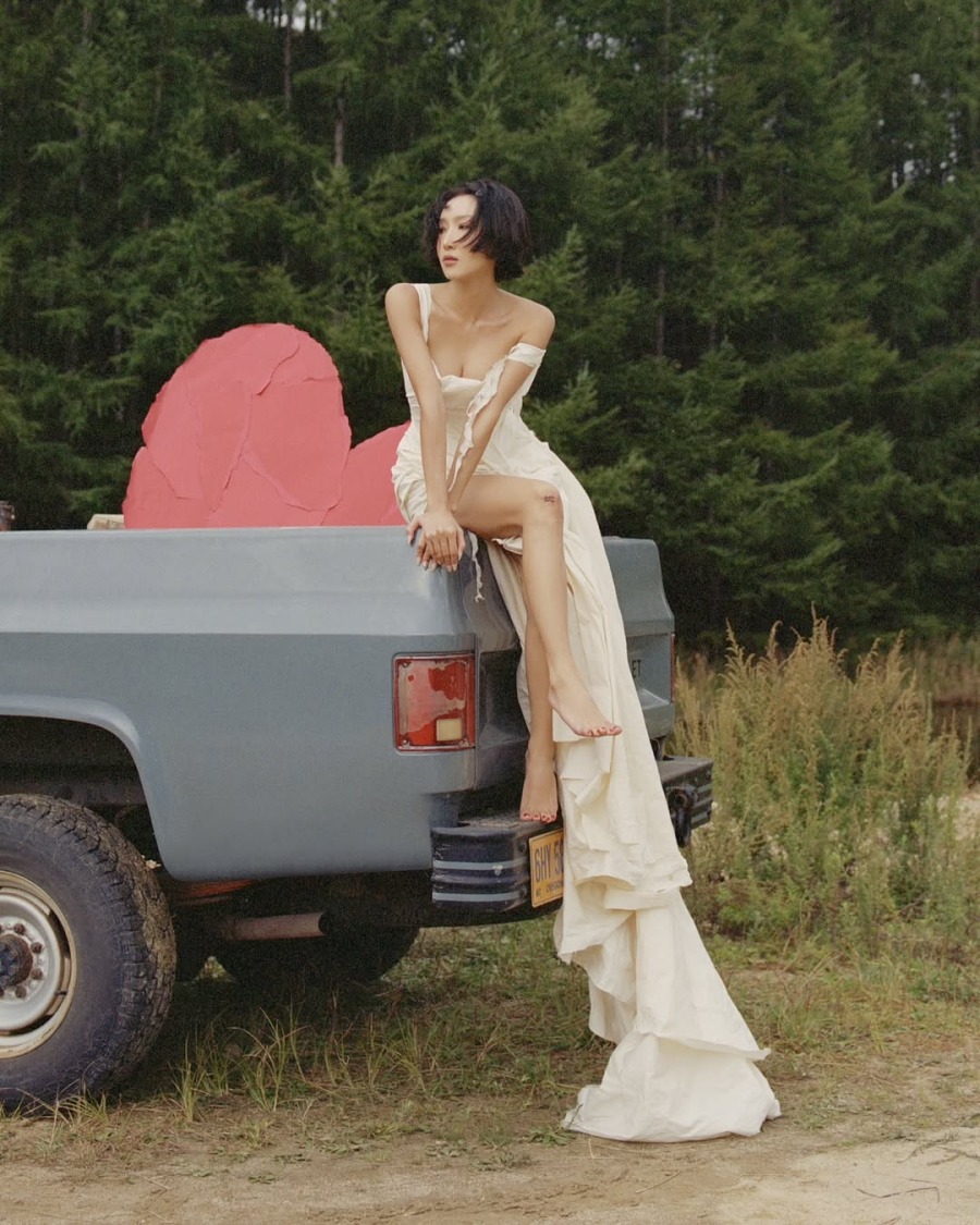 화사, '12살 연상' 사업가와 결별 암시했는데…흘러내린 웨딩드레스에 아찔 자태