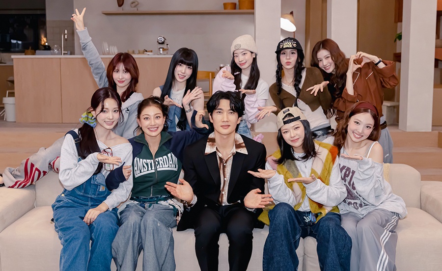 엄태구, 트와이스에 둘러싸여 수줍은 미소…'ME+YOU' MV 비하인드컷 공개