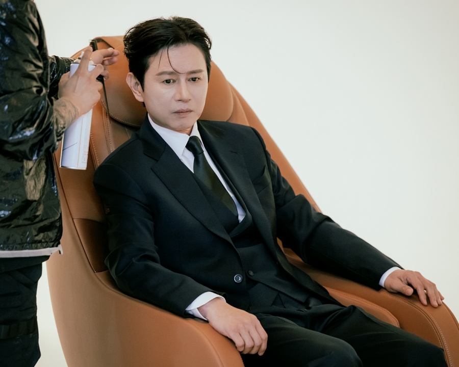 김민종, 여전한 신사의 품격…화보 비하인드 공개