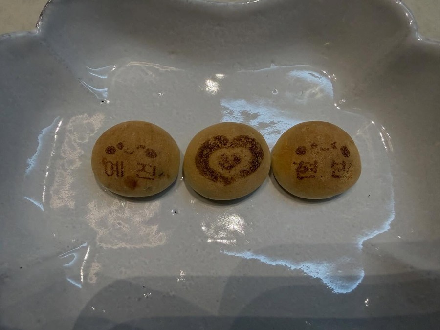 손예진, 부계정 복구 되자마자 사랑꾼 인증…과자에 적힌 '예진♡현빈'