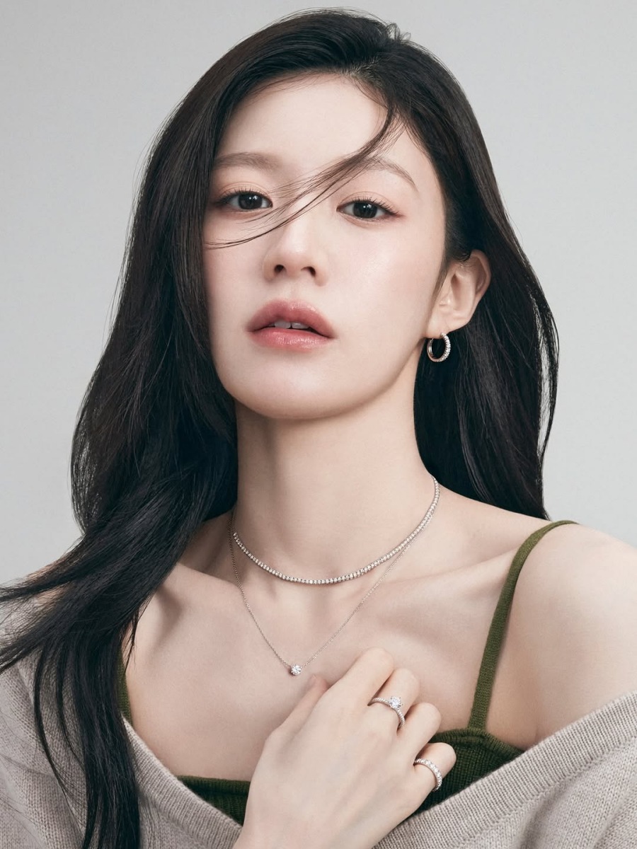 고윤정, 한쪽 어깨 내리고…매혹적 쇄골 오픈에 '섹시 美'