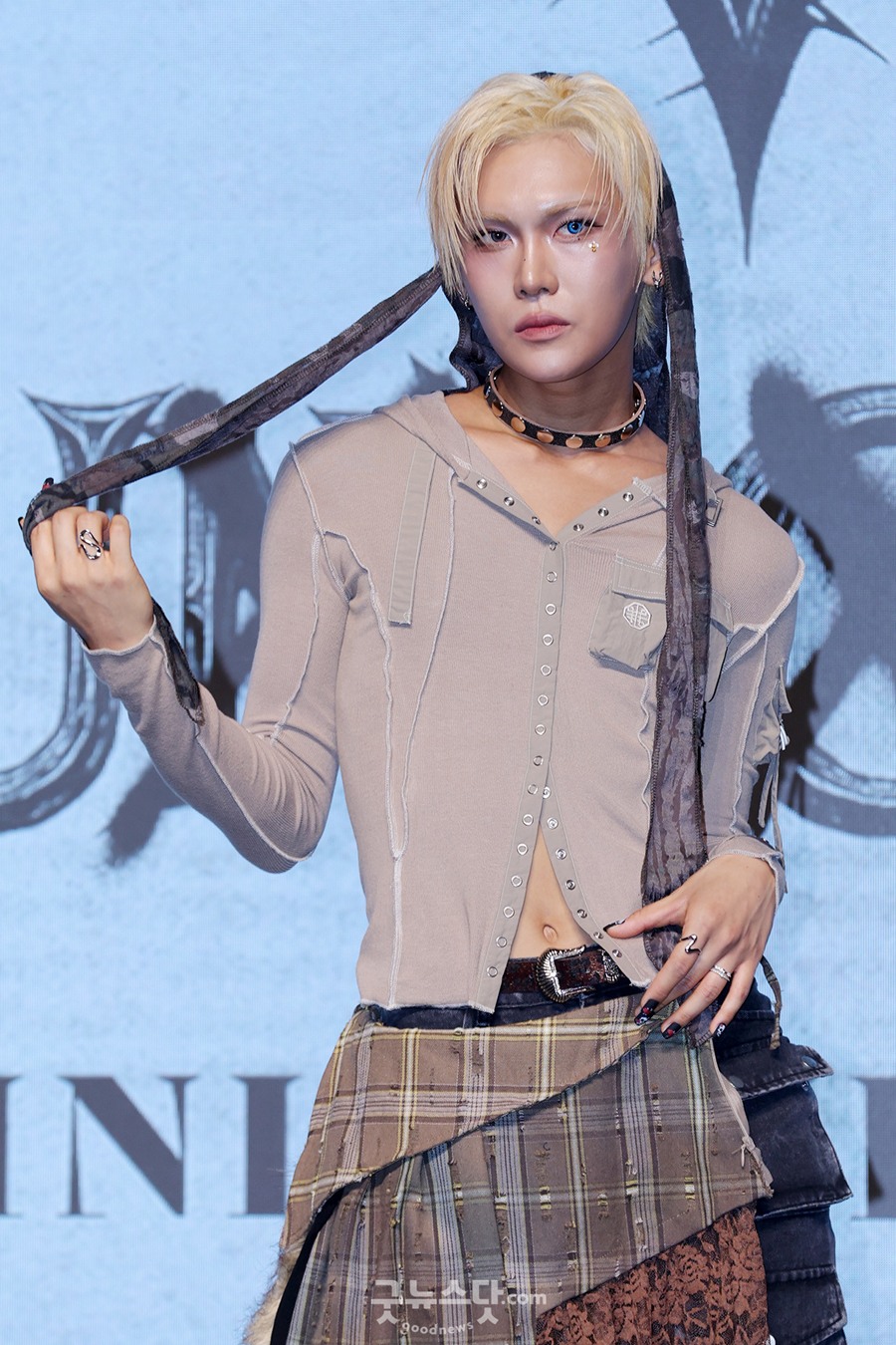 , (13)  ٹ '𷯺' ߸š Ƹٿ 뷡Ѵ