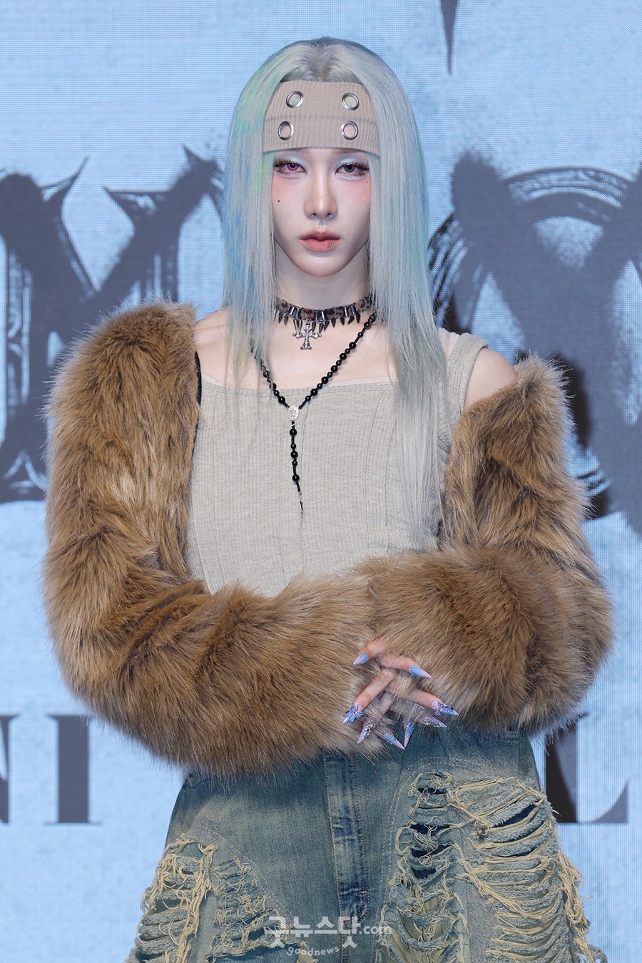 , (13)  ٹ '𷯺' ߸š Ƹٿ 뷡Ѵ