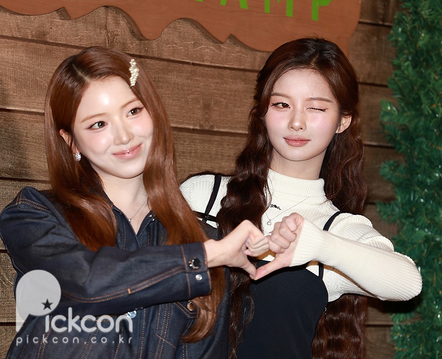 엔믹스 설윤X지우, 미모 케미 풍기며 하트 만드는 소녀들 (포토)