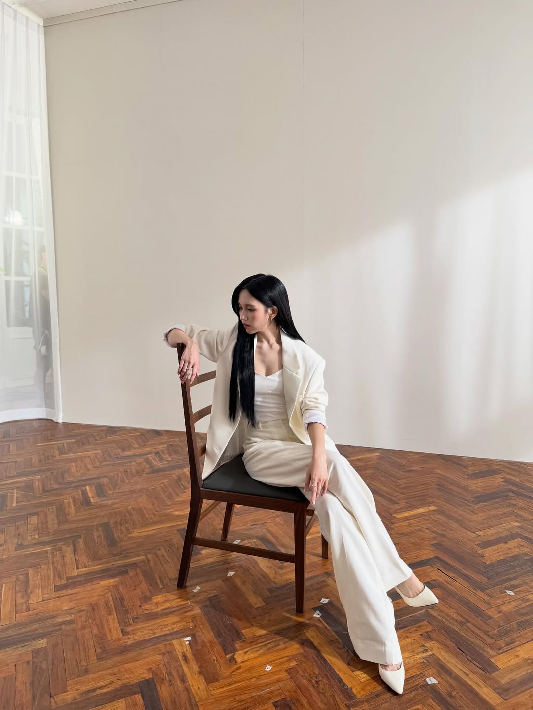 트와이스 미나, 수트룩에 아찔한 글래머 자태…시크 섹시 美