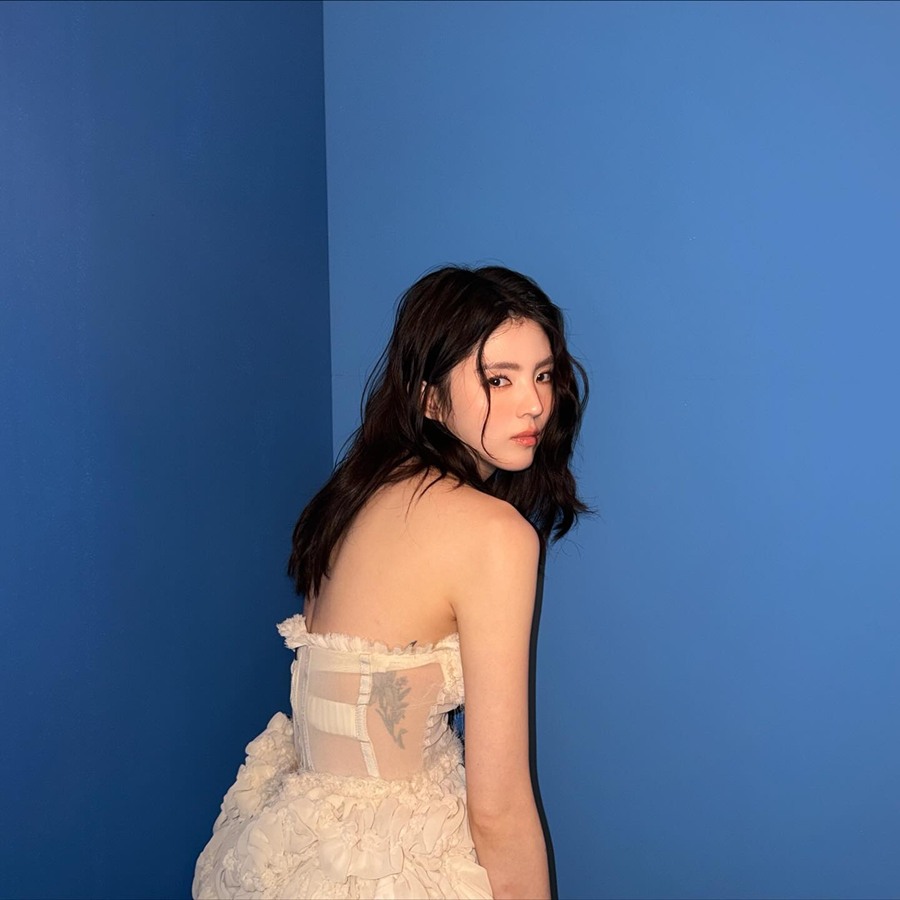 한소희, 옆태 다 비치는 파격 시스루에 선명한 타투…아찔한 분위기 완성