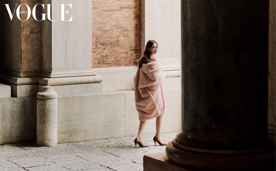 이성경, 클래식과 모던 사이를 걷다…강렬한 비주얼 완성 [화보]