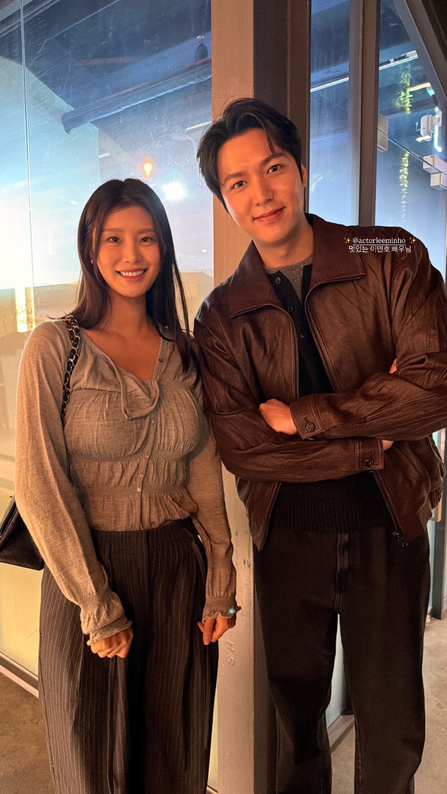 강소연, 단추 푼 블라우스에 부각된 글래머 자태…이민호와 투샷 공개