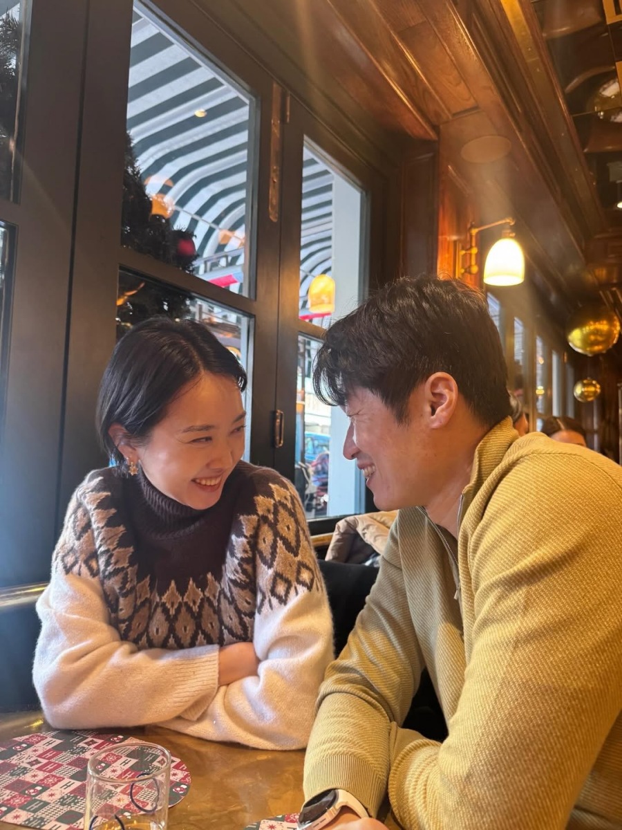 박지성은 더 소년이됐네…'♥김민지'와 결혼12년차 안믿기는 부부 투샷 