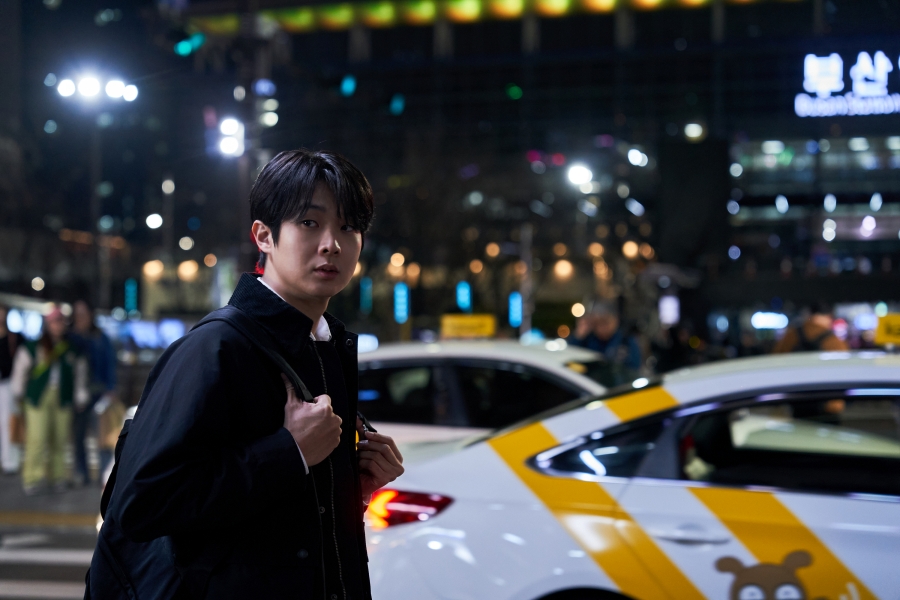 최우식, 서울에서 혼자사는 1인 가구 100% 싱크로율…'넘버원' 스틸컷 공개