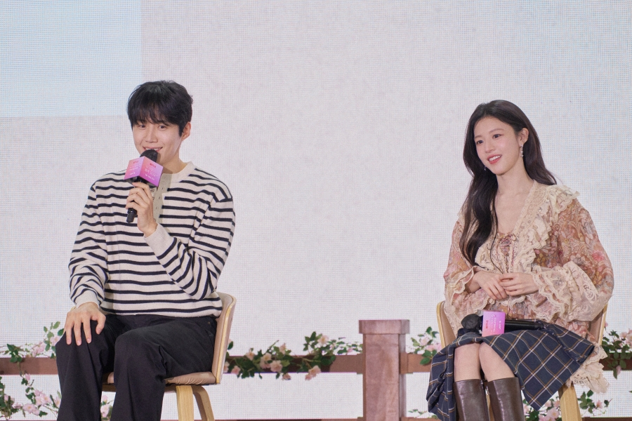 �輱ȣX������, �� �� ڸ�ƴ١�'�̻�� �뿪�ǳ���?' �� �̺�Ʈ ���� ����