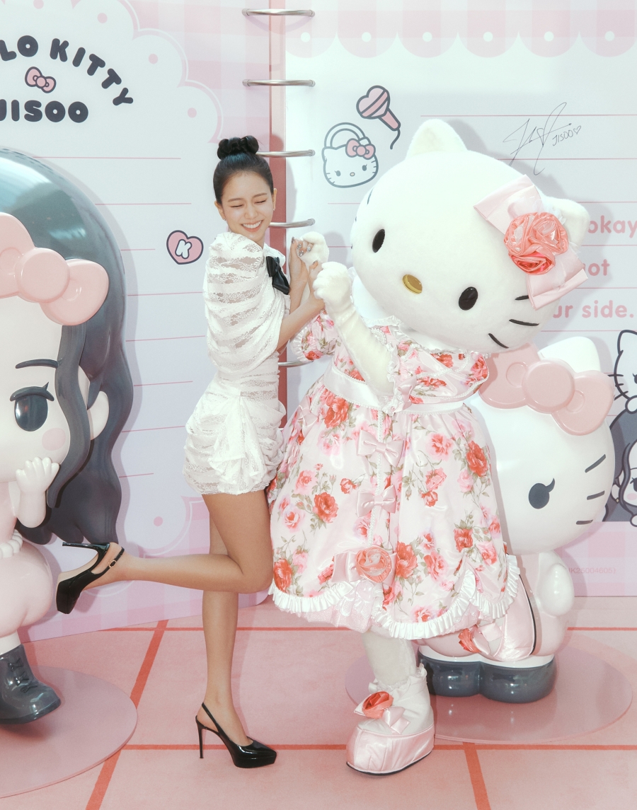 블핑 지수, 헬로키티와 반가운 짝짜꿍…강남에 뜬 인간 키티 (포토)