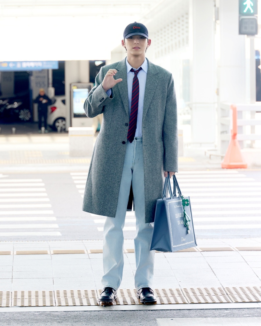 세븐틴 민규, 독보적 피지컬로 소화한 디올 풀착장…댄디한 공항패션 (포토)