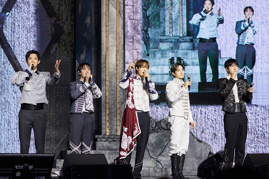 엑소, 제복 입고 화려한 '왕의 귀환' 알렸다 