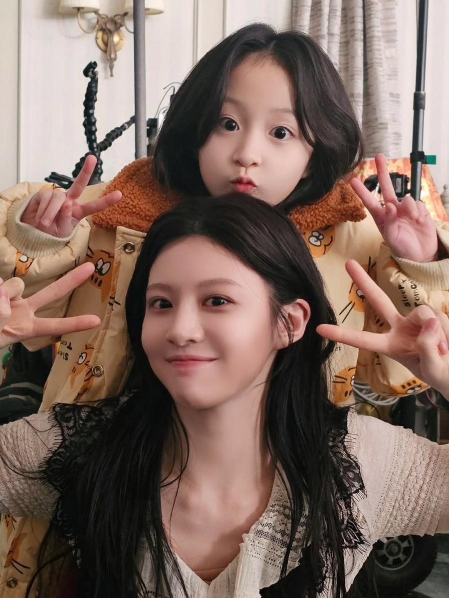 고윤정, 아역배우 안태린과 귀요미 투샷 