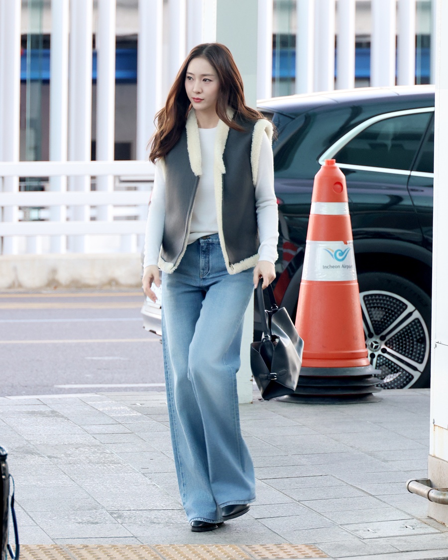 크리스탈, 편안함과 우아함 다 잡은 공항패션…꾸안꾸 스타일 완성 (포토)