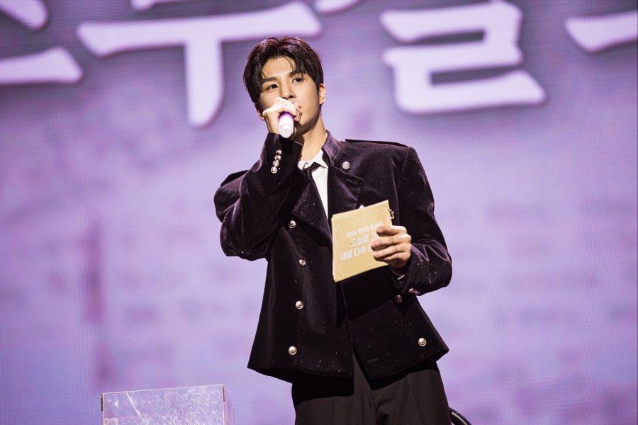 ������, �غ��� �Դ� �յΰ� �� �ܼ�Ʈ���ӿ��� ���� �����̾� ��Ź�������� ��¦ ����