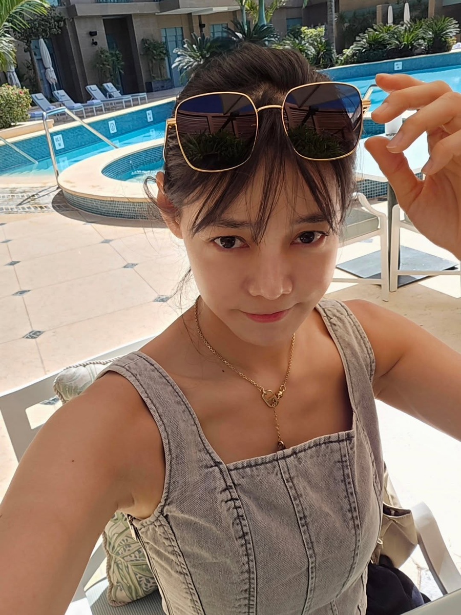 '돌싱' 안현모, 열심히 놀았나…수영장 앞 선글라스 끼고 