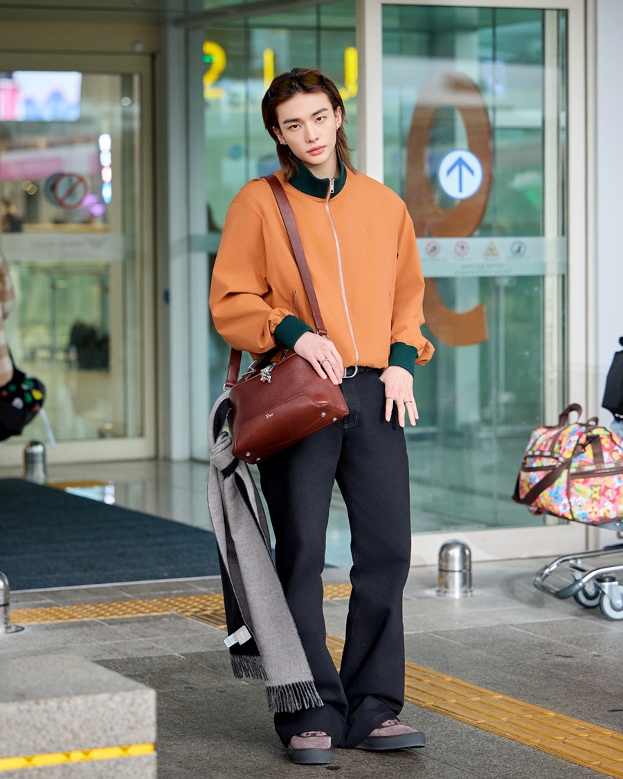 스트레이 키즈 현진, 캐주얼한 디올 룩 완성…프랑스 파리 출국 (포토)