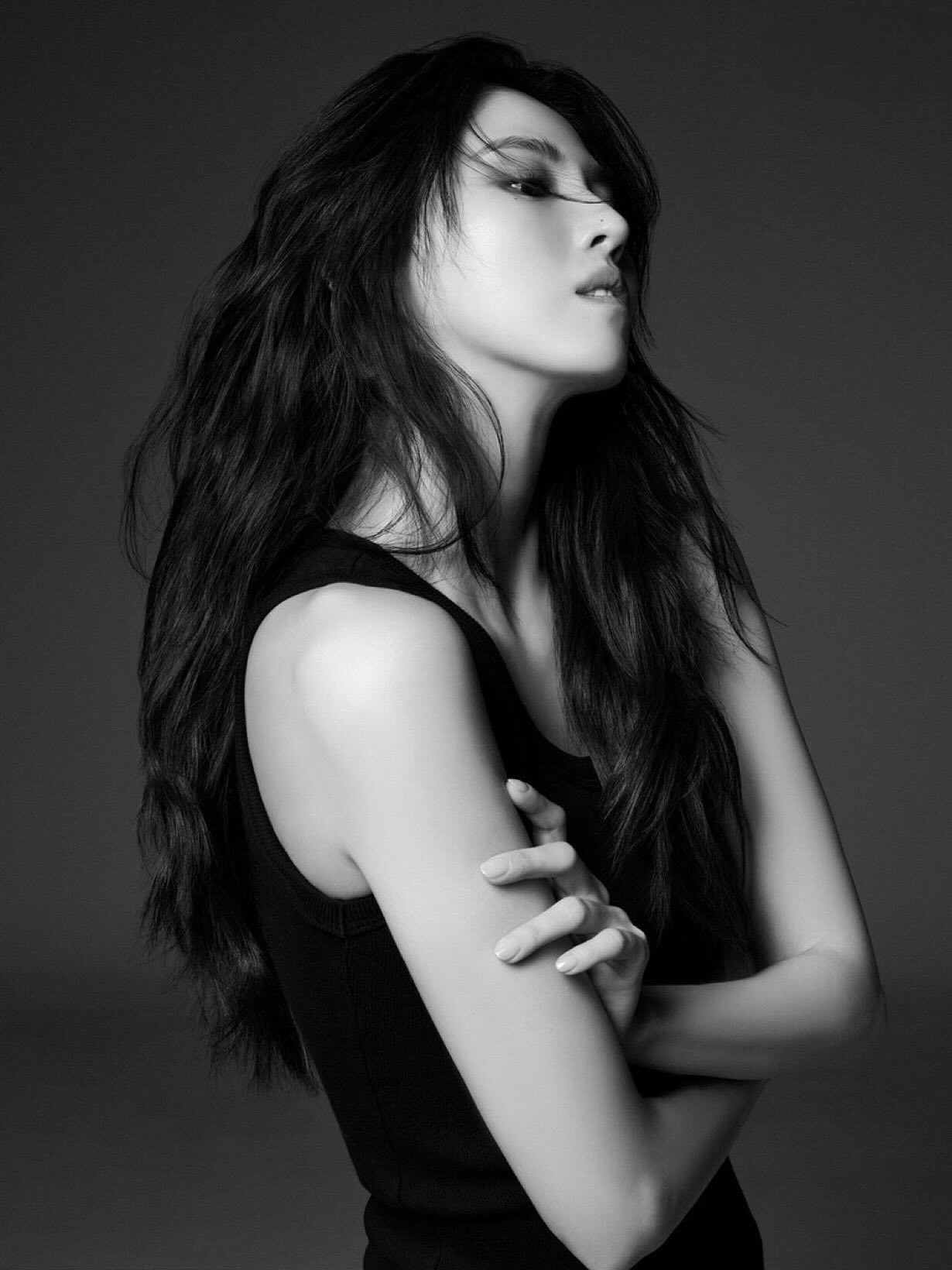 한소희, 퇴폐 美로 화보를 찢어…어깨에 떨어지는 빛에도 '치명적'