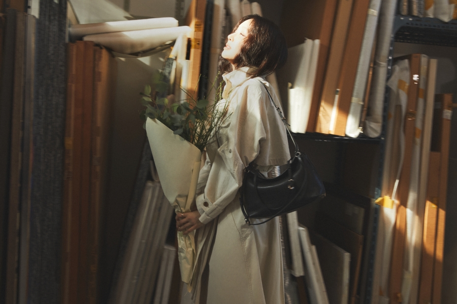 정려원, 원조 스타일 아이콘의 차분한 찰나…성숙한 봄 무드 [화보]