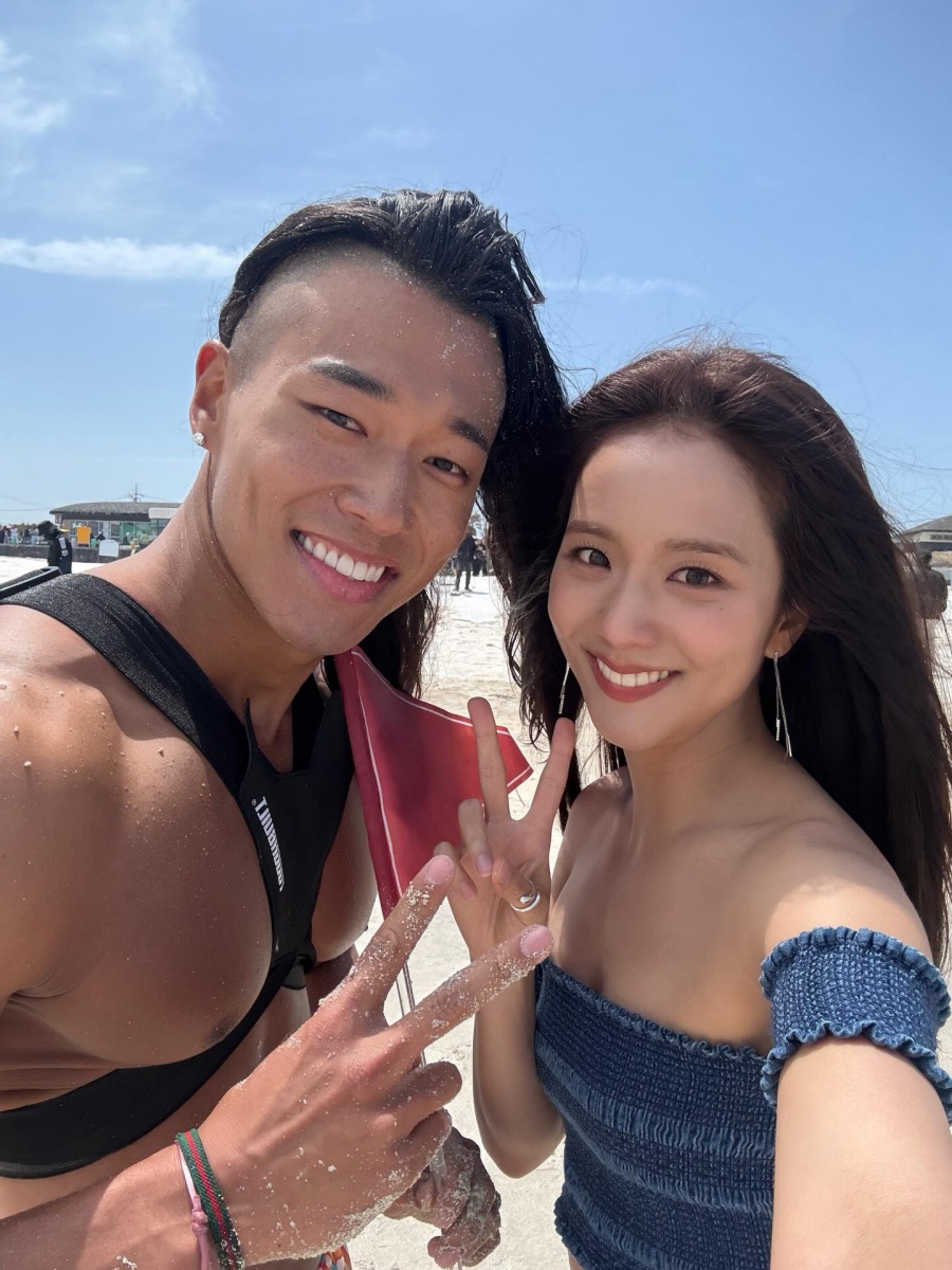 지수, 과감한 옷 차림 호주타잔과 해변 밀착 셀카…건강 美 뿜뿜 '월간남친'