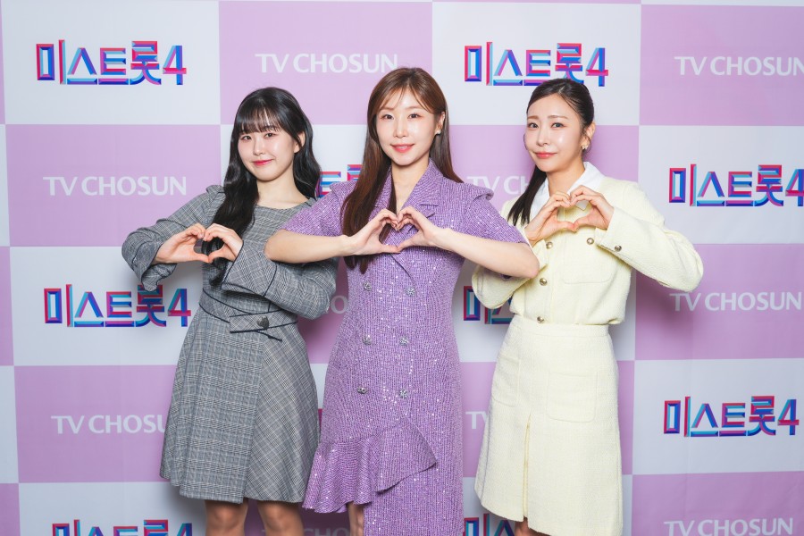 "'�̽�Ʈ��4'�� �λ� �޶���"����5 �� �̼ҳ�������ȭ, ��� ���� [����PICK]