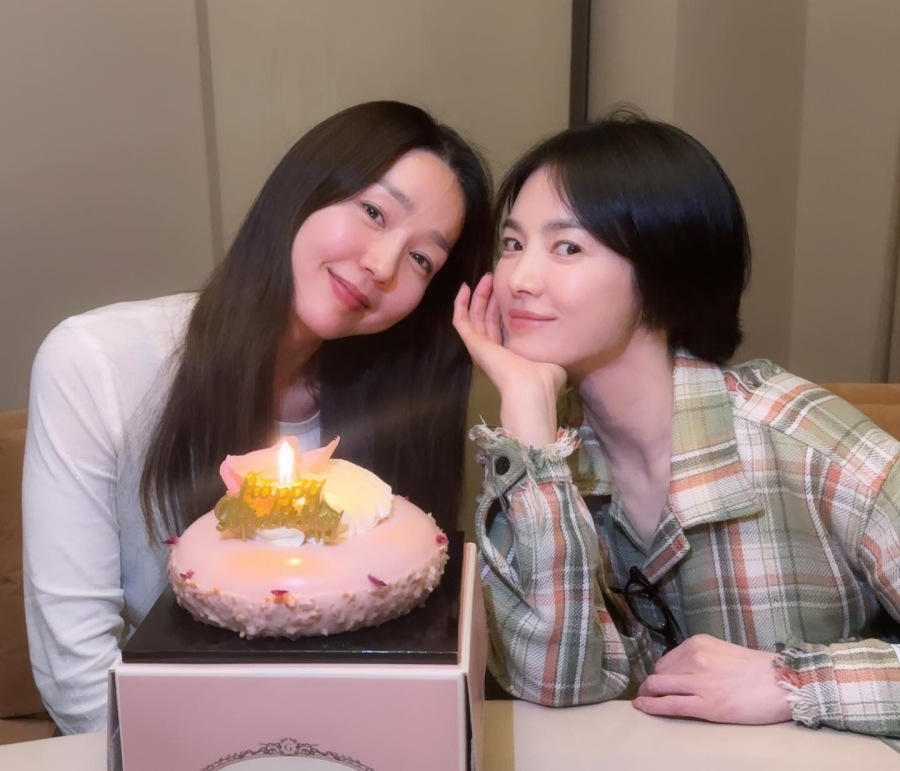 송혜교, 의리 엄청나…얼짱 출신 여고 동문 핑클 멤버 생일 축하