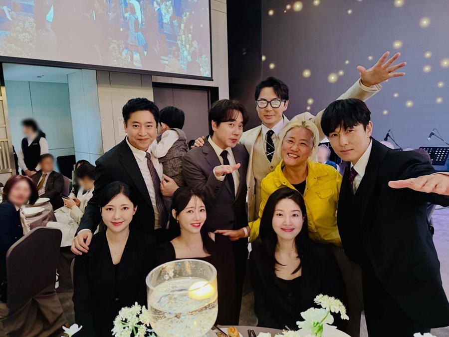 신화, 이민우 결혼식에 부부 동반으로 출동…'자숙 중' 신혜성만 빠졌다