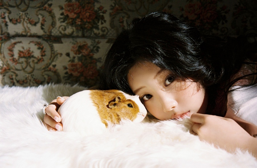 사랑스러운 원희와 기니의 만남…아일릿, 새 앨범 첫 콘셉트 포토 공개