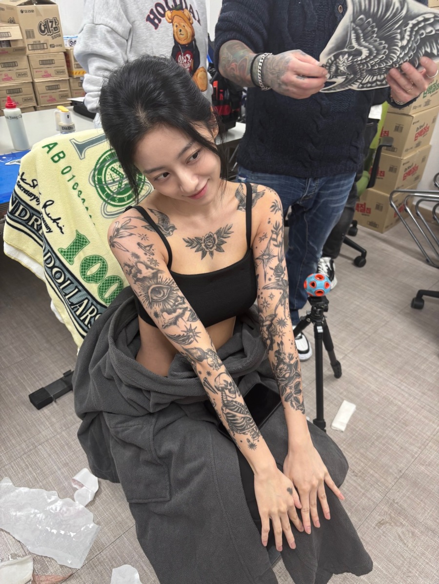 강민아 맞아? 상의 탈의한 채 전신 타투에 깜짝…열정 美쳤다