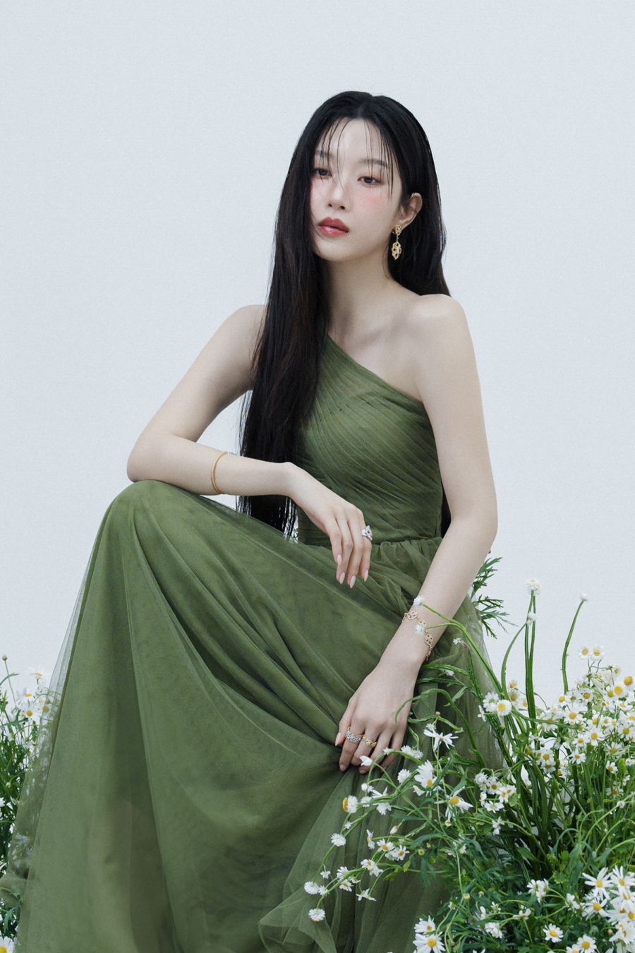 문가영, 숲의 여신 강림…화보 비하인드 컷 공개