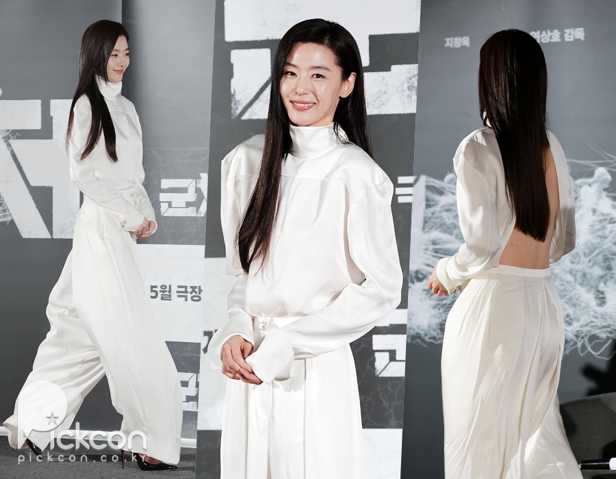 전지현, 과감한 백리스 패션에 깜짝…한결같은 관리여신 (포토)