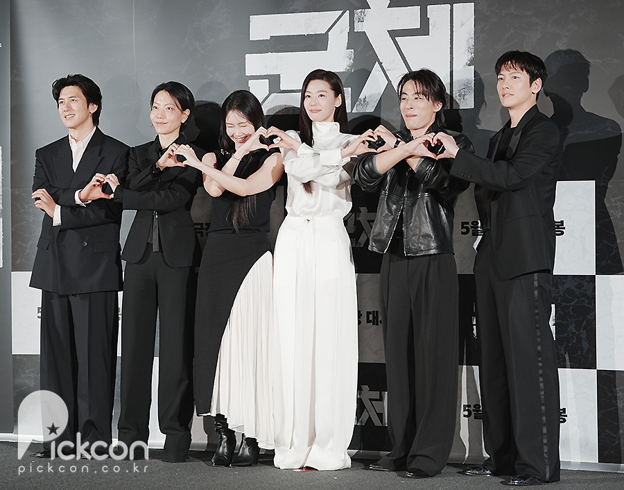 드코 잘못 전달 받은 전지현? 올블랙 '군체' 팀 사이 나홀로 화사하게 (포토)