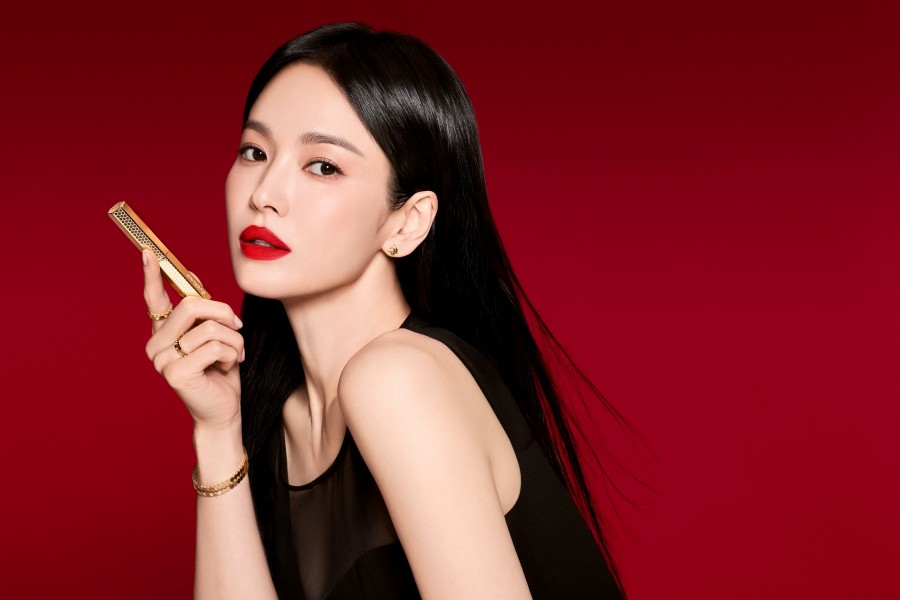 송혜교, 흑발과 레드립 소화…매료하는 고혹적 아우라 [화보]