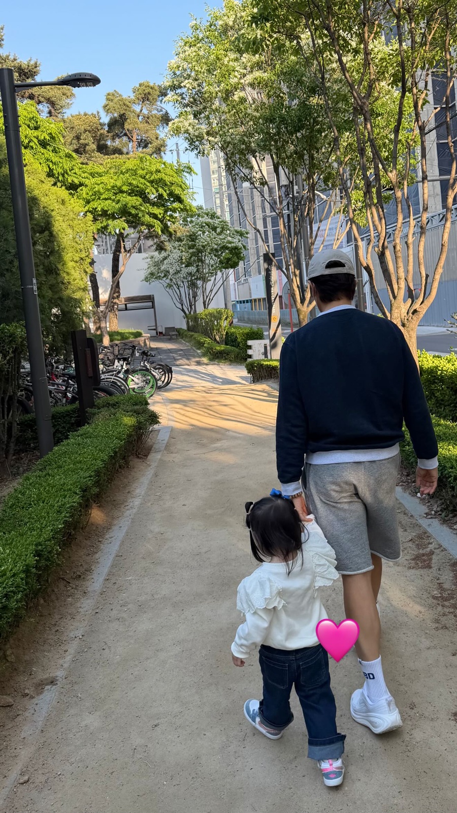 이민정, ♥이병헌과 4살 된 딸 뒷모습 공개…손 꼭 잡고 산책하는 부녀 모습
