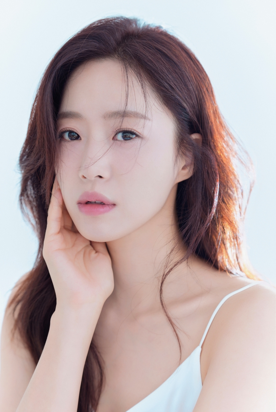 '신혼' 함은정, 결혼 후 소속사 재계약까지 겹경사…