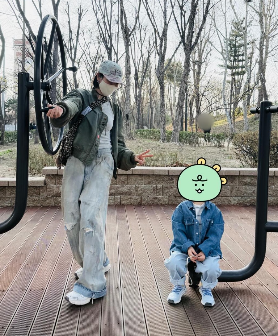 '현빈♥' 손예진, 아들이 이렇게 컸다고? 커플 데님룩에 의젓한 자태