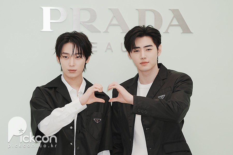 엔하이픈 선우·성훈, 시크한 무드로 깜찍한 하트 만들기 (포토)