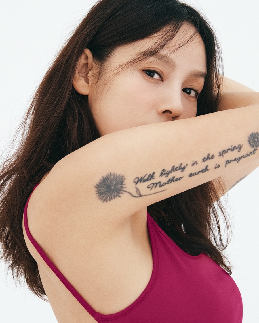 이효리, 타투로 전한 메시지…“가볍게 걸어라” 자연 닮은 깊은 눈빛
