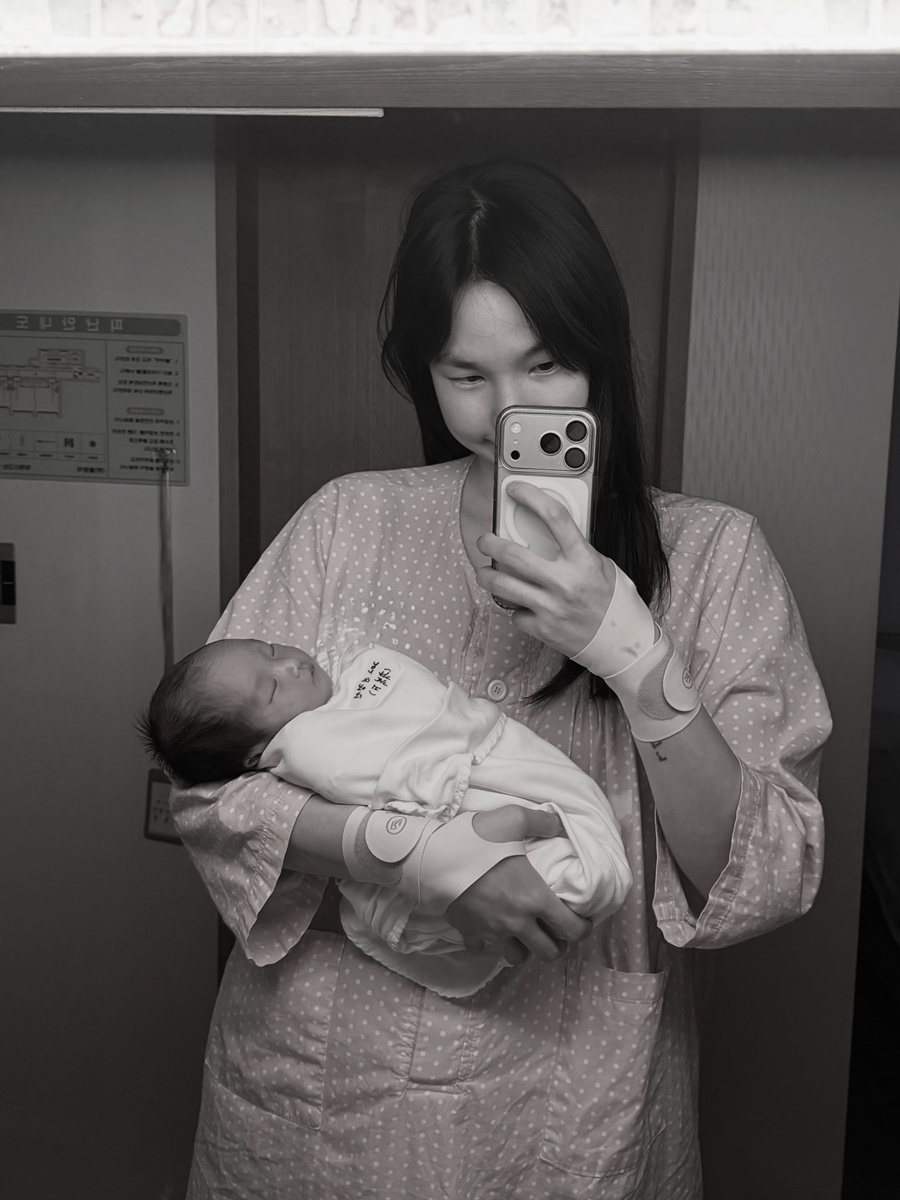 '5월 출산' 진정선, 첫 딸 품에 안은 사진 공개 