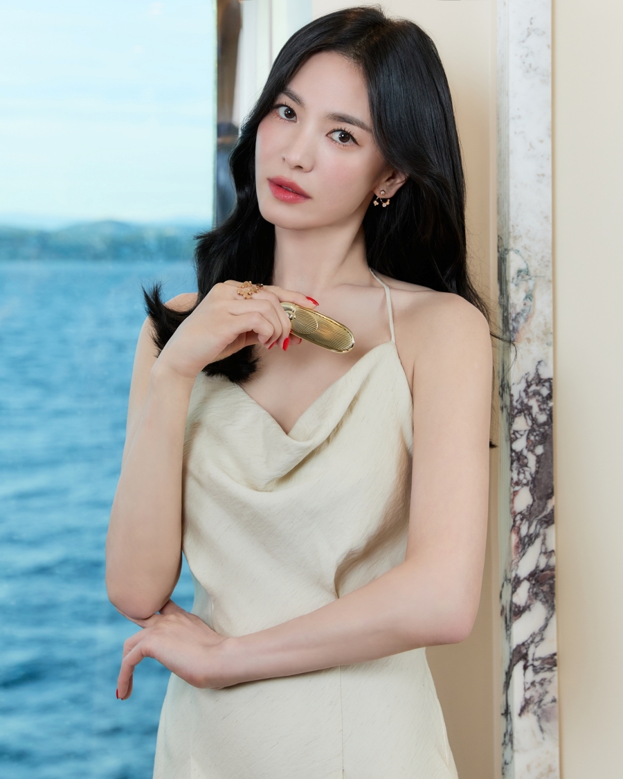 송혜교, 우아하게 고혹적이게…요트 위 여신 (포토)