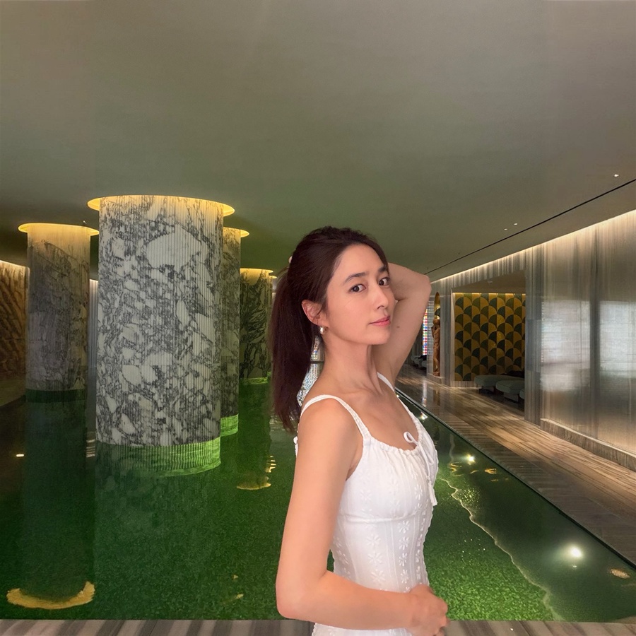 이민정, 애 둘 맘 맞아? 수영장 앞에서 늘씬한 몸매 자랑 