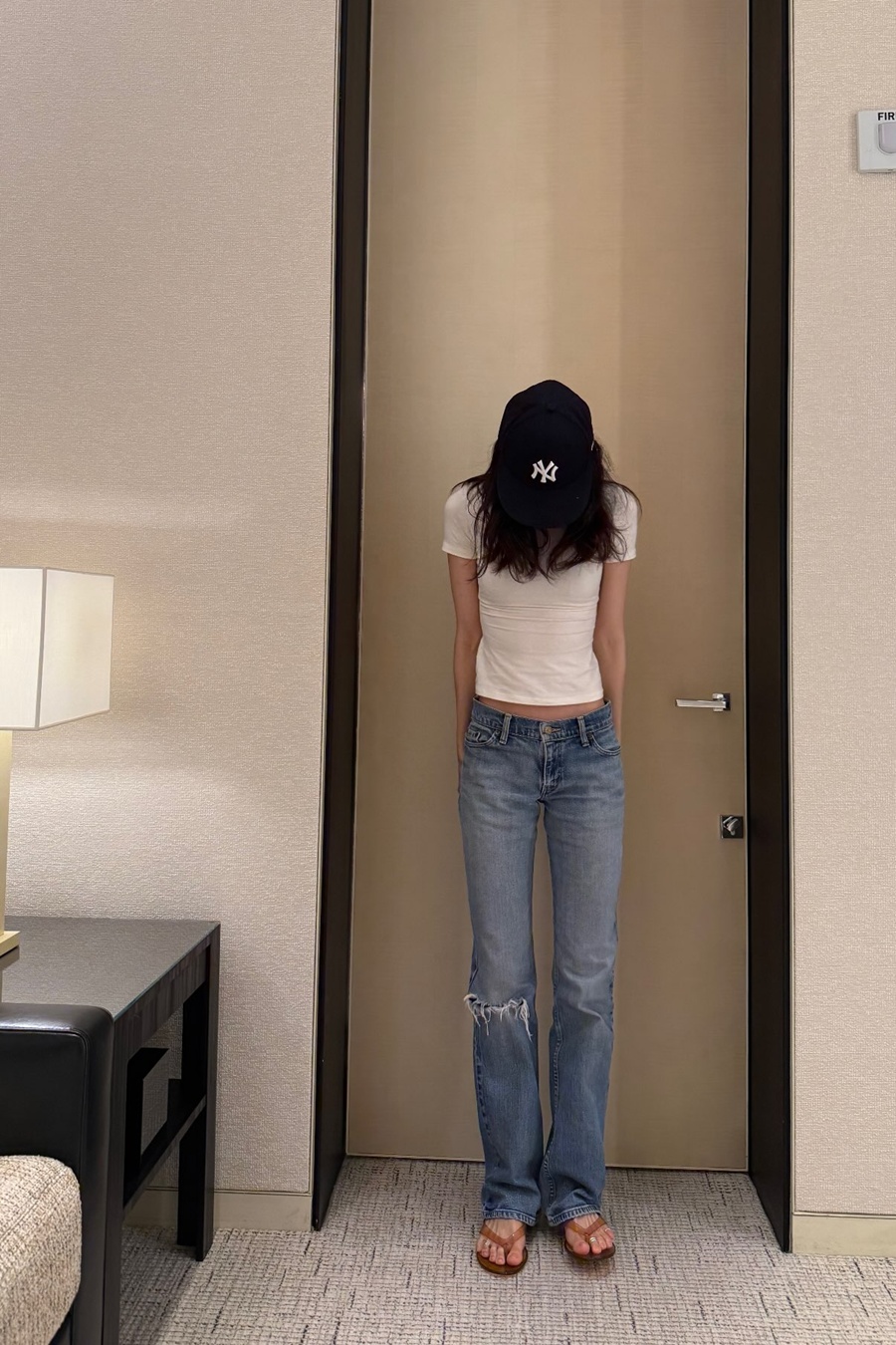손나은, 흰 티에 청바지만 입었을 뿐인데…힙한 분위기 완성한 슬렌더 여신